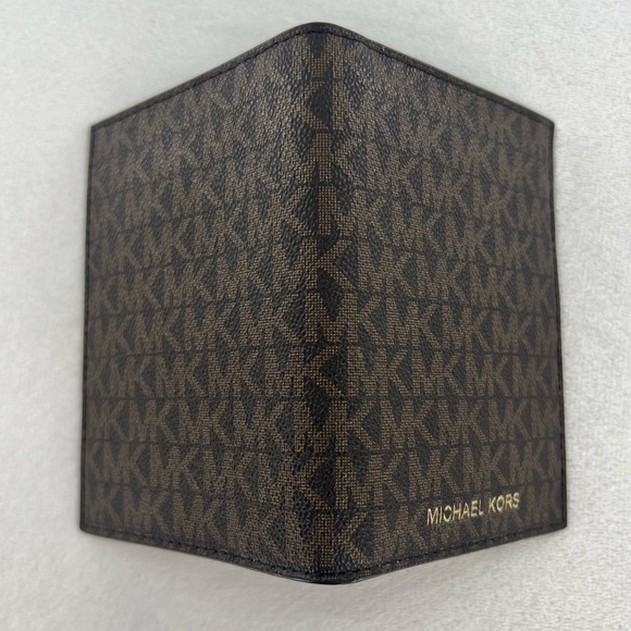 Michael Kors Bedford Travel Passport - Picture 4 of 9
